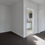 Detalhe de acabamento de alta qualidade em um apartamento moderno.
