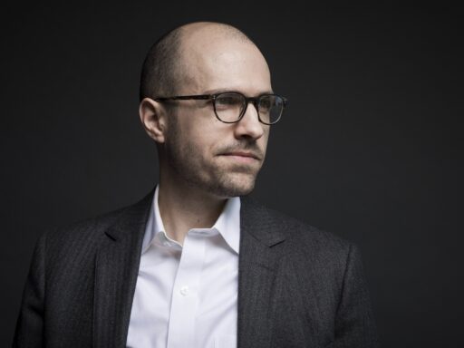 A.G. Sulzberger, editor do The New York Times, discursando sobre IA.
