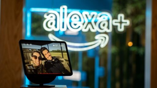 Dispositivo Echo com a nova interface da Alexa+.