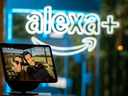 Dispositivo Echo com a nova interface da Alexa+.