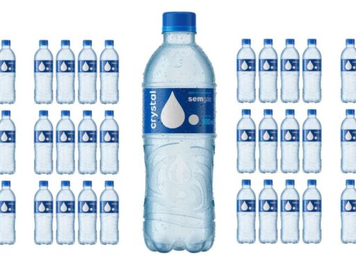 Garrafas de água mineral Crystal em prateleira de supermercado.