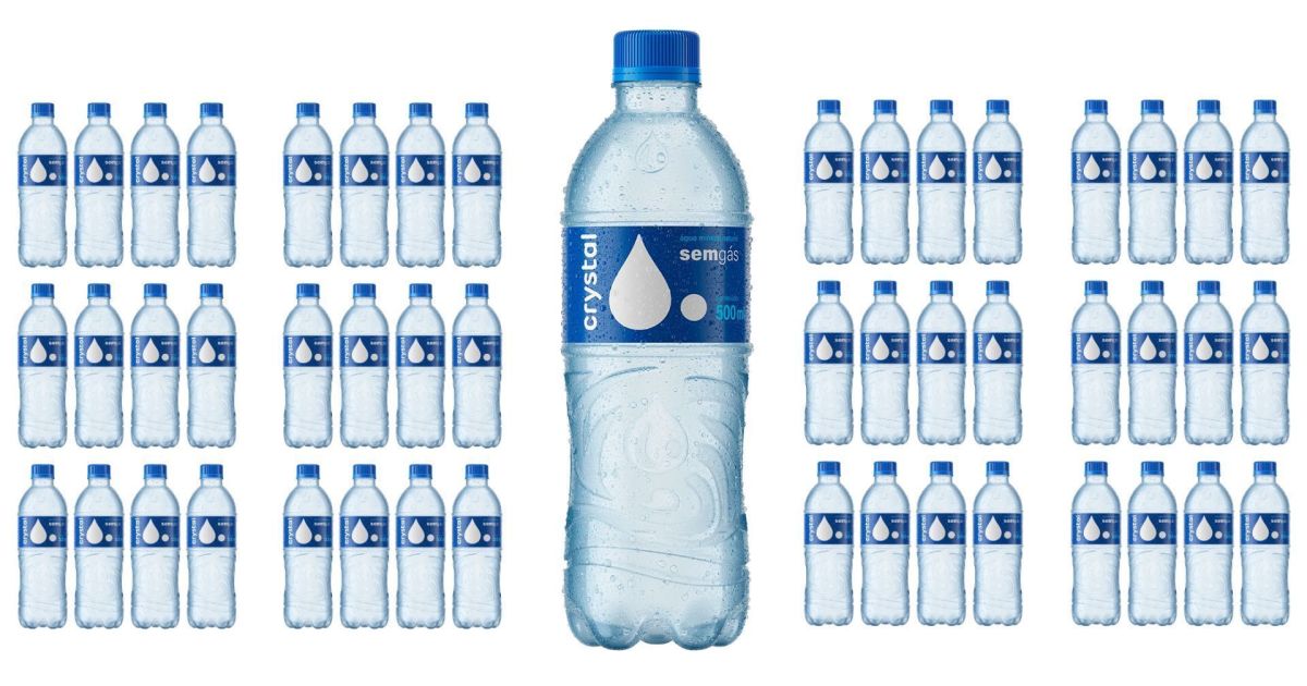 Garrafas de água mineral Crystal em prateleira de supermercado.