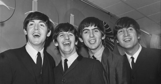 Integrantes da banda Beatles durante apresentação histórica.