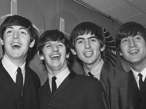 Integrantes da banda Beatles durante apresentação histórica.
