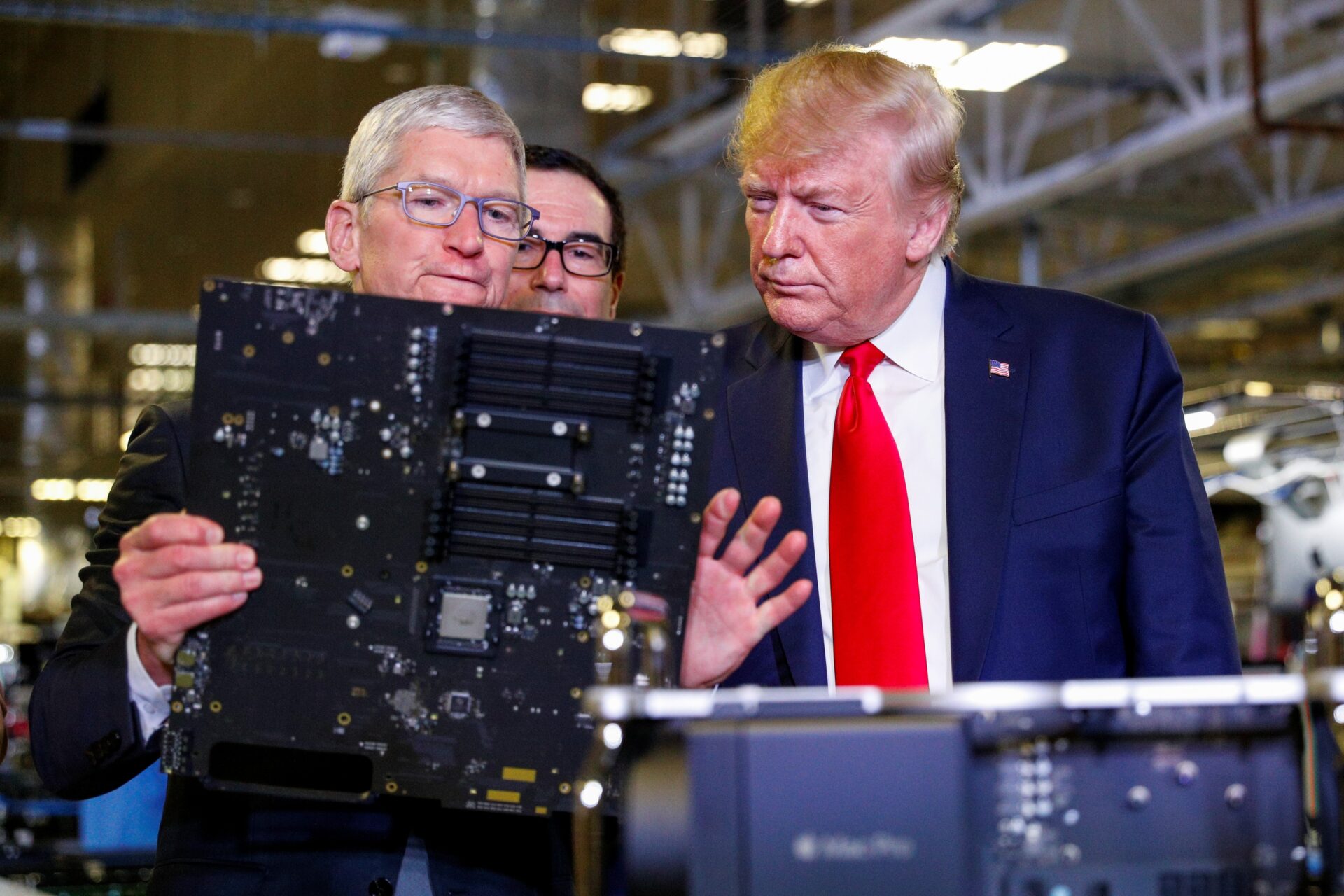 Tim Cook e Donald Trump em visita à fábrica da Apple no Texas.