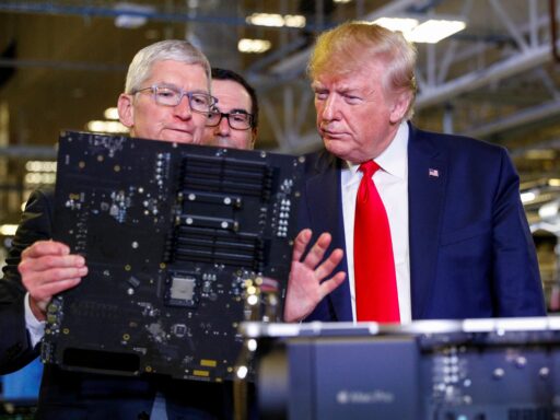 Tim Cook e Donald Trump em visita à fábrica da Apple no Texas.