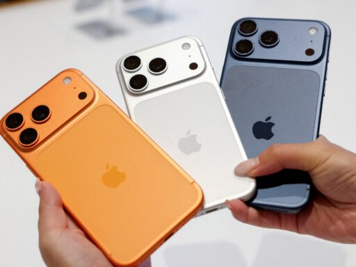 Modelos da linha iPhone 17 em exposição.