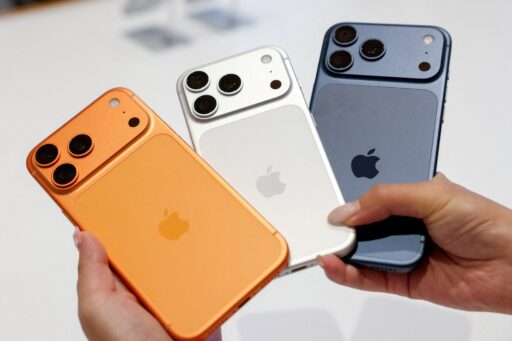 Modelos de iPhone em exposição em loja da Apple.