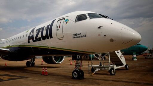 Aeronave da Azul em pista de aeroporto após pouso de emergência.