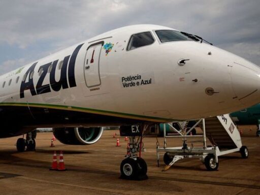 Aeronave da Azul em pista de aeroporto após pouso de emergência.