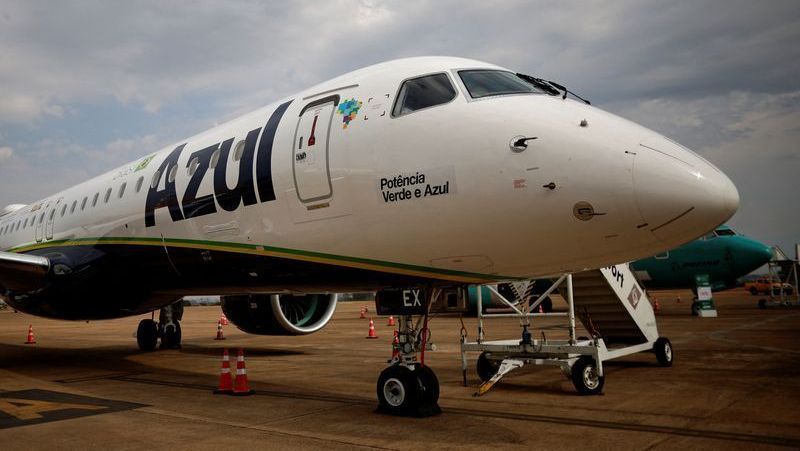 Aeronave da Azul em pista de aeroporto após pouso de emergência.