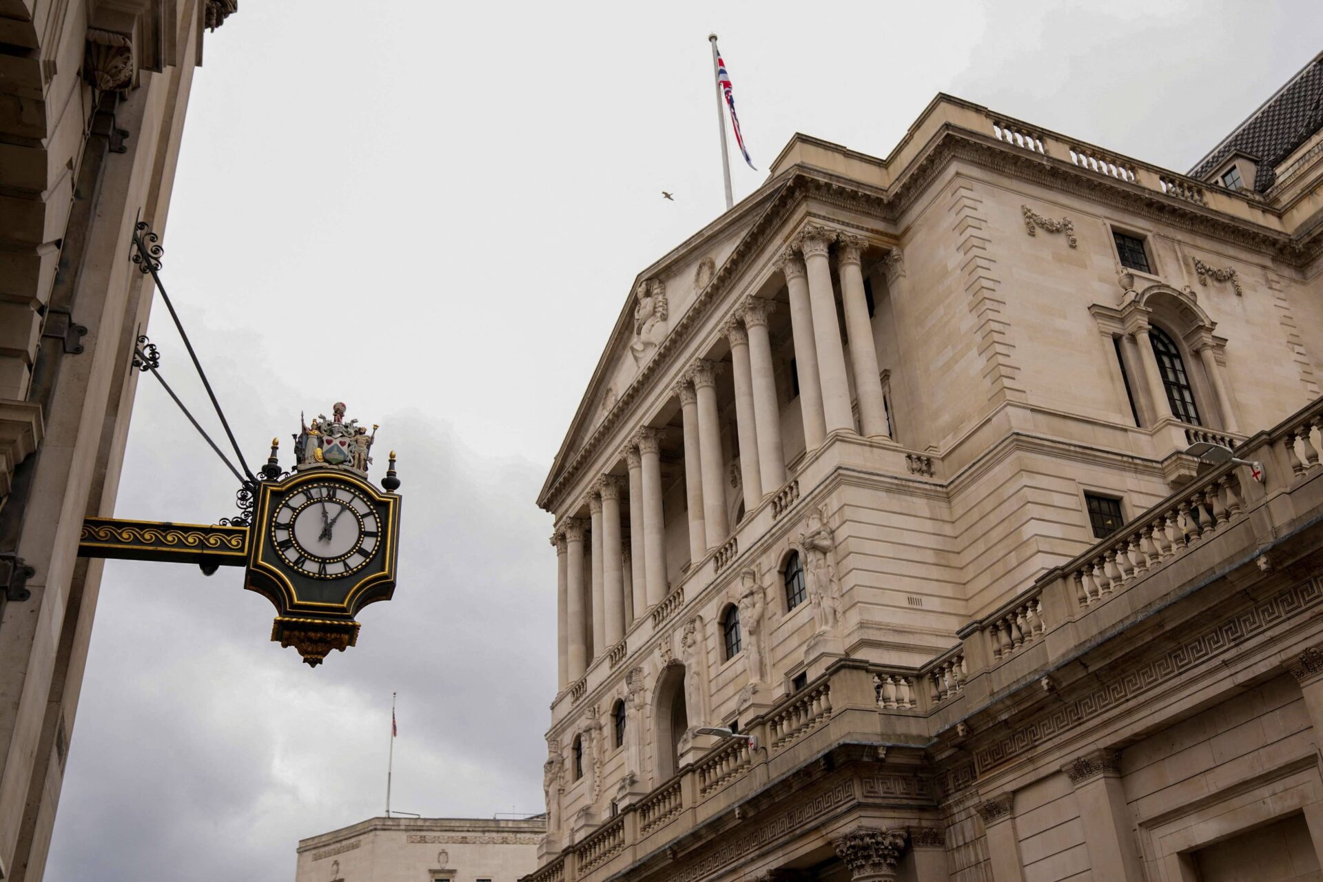 Banco da Inglaterra mantém taxa de juros em 3,75% com votação dividida em contexto de Finanças do Brasil
