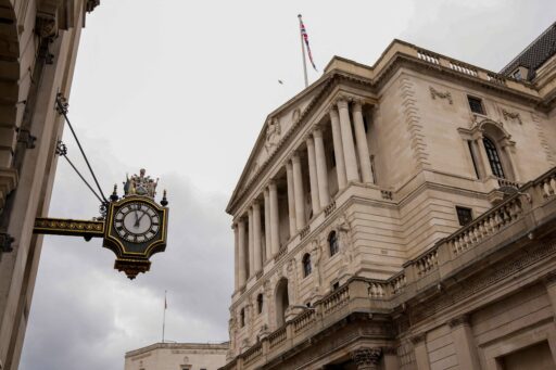 Banco da Inglaterra mantém taxa de juros em 3,75% com votação dividida em contexto de Finanças do Brasil