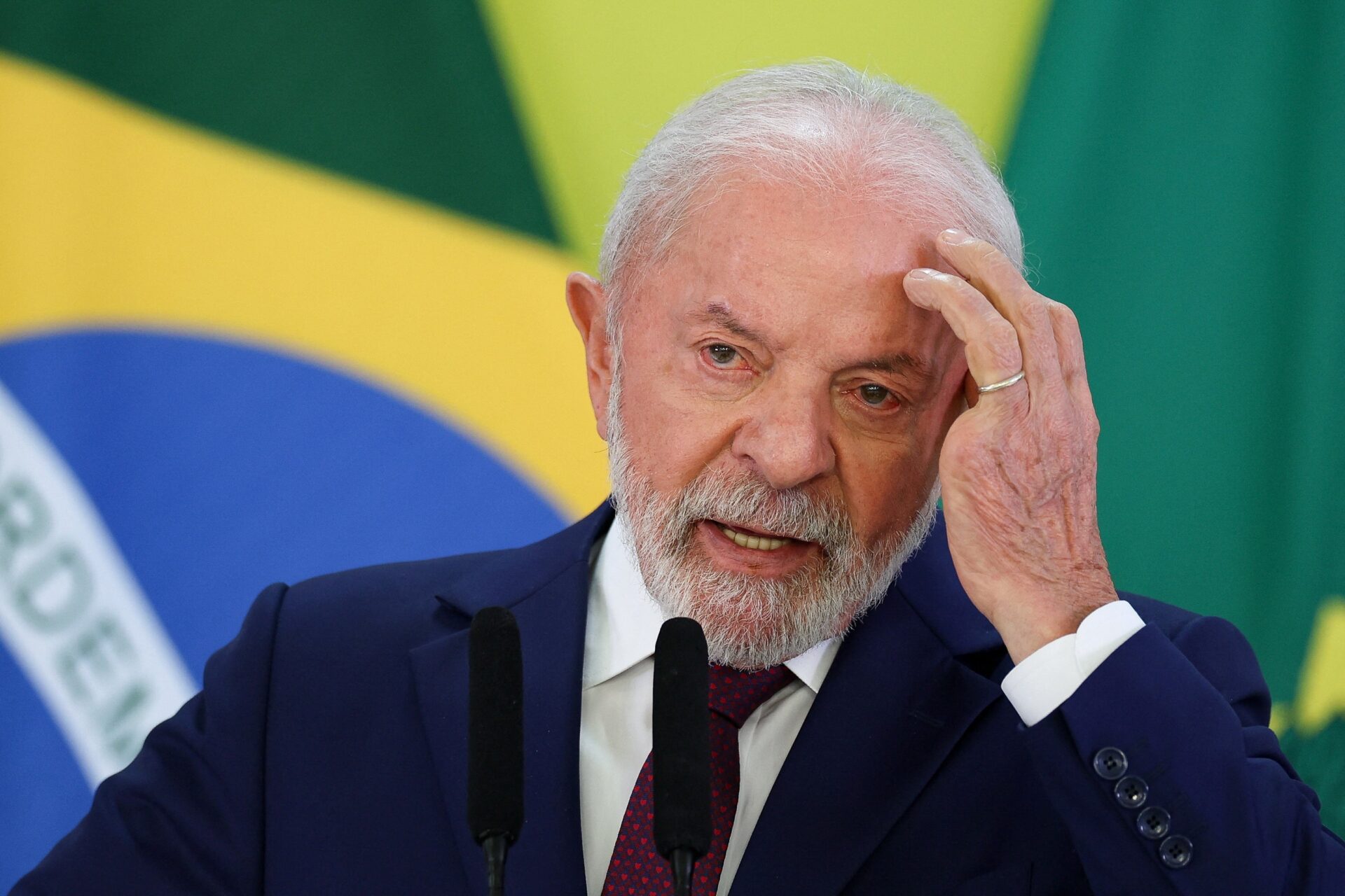 Gráfico mostrando a redução da previsão de crescimento do Brasil pelo Banco Mundial.
