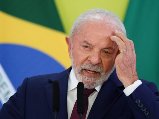 Gráfico mostrando a redução da previsão de crescimento do Brasil pelo Banco Mundial.