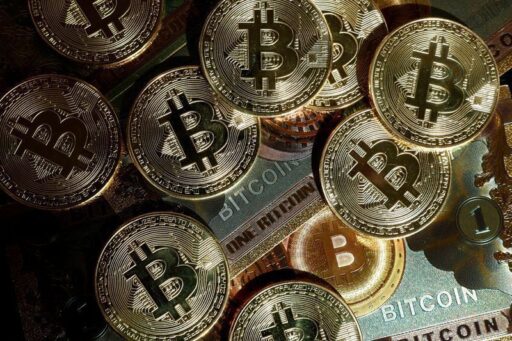 Gráfico de queda do bitcoin frente ao dólar.
