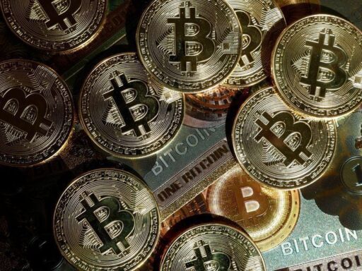 Gráfico de queda do bitcoin frente ao dólar.
