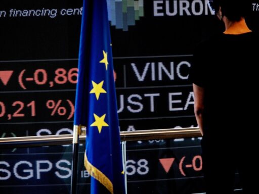 Bolsas europeias fecham em queda pressionadas por tensões geopolíticas e incertezas econômicas em contexto de Política Econômica