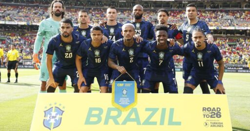 Jogadores da Seleção Brasileira em campo durante treinamento.