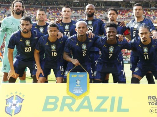 Jogadores da Seleção Brasileira em campo durante treinamento.