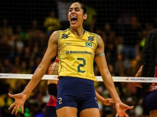 Seleção Brasileira de vôlei feminino em quadra durante a VNL.