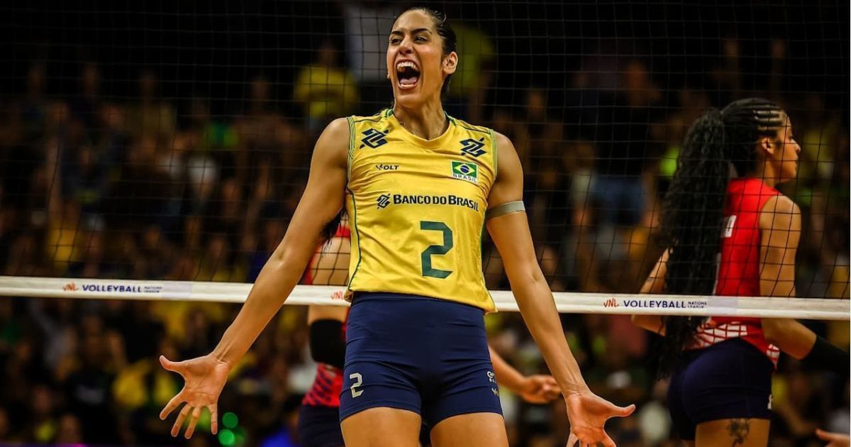 Seleção Brasileira de vôlei feminino em quadra durante a VNL.