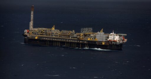 Plataforma de extração de petróleo no pré-sal brasileiro.