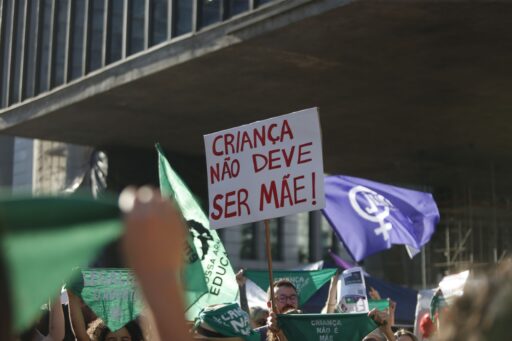 Gráfico sobre nascimentos de bebês de crianças no Brasil.