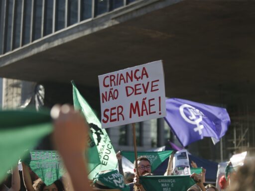 Gráfico sobre nascimentos de bebês de crianças no Brasil.