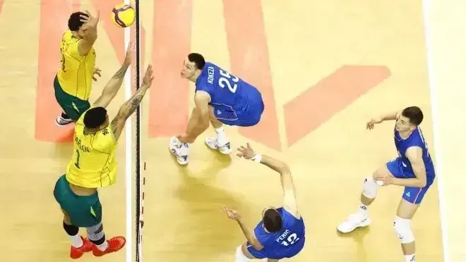 Seleção Brasileira de vôlei em quadra durante partida da Liga das Nações.