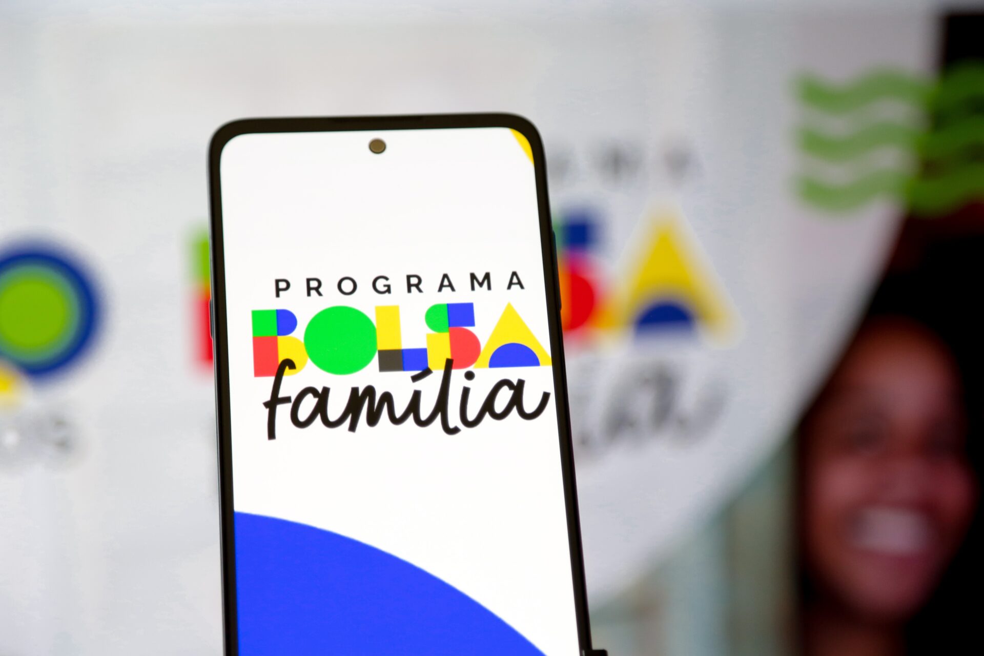 Beneficiários do Bolsa Família realizam saque em terminal eletrônico.