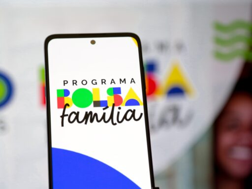 Beneficiários do Bolsa Família realizam saque em terminal eletrônico.
