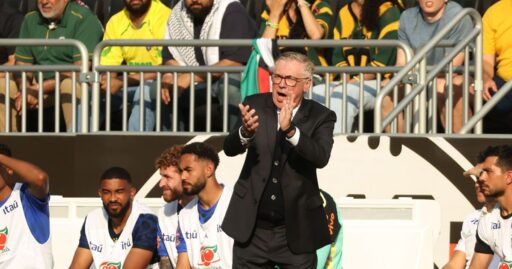 Carlo Ancelotti comandando a Seleção Brasileira em jogo oficial.