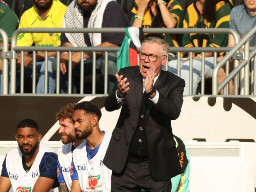 Carlo Ancelotti comandando a Seleção Brasileira em jogo oficial.