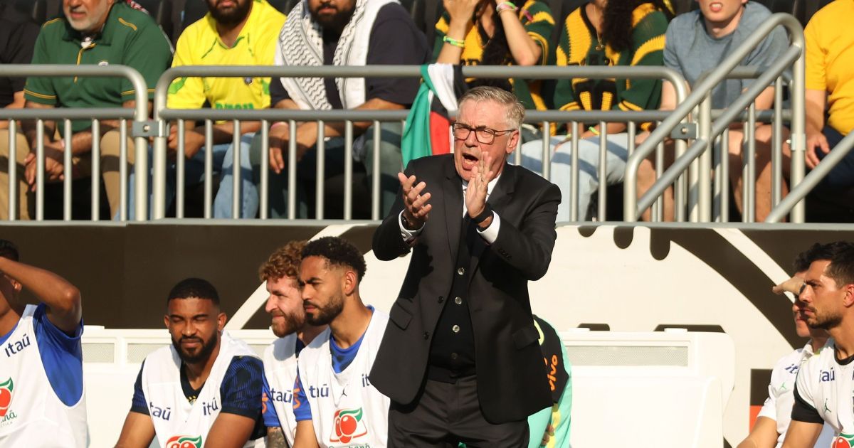 Carlo Ancelotti comandando a Seleção Brasileira em jogo oficial.