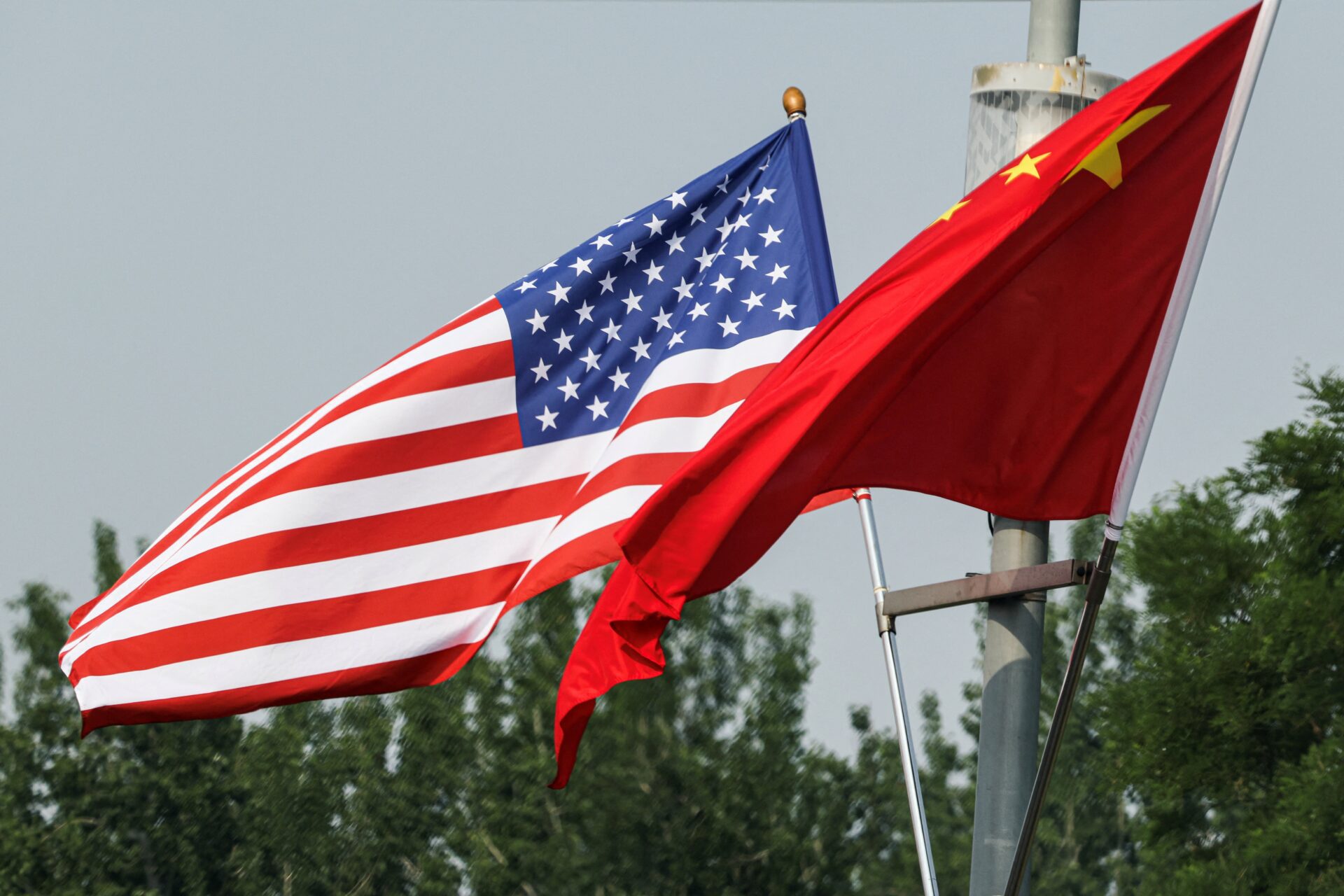 China rejeita acusações de trabalho forçado e critica novas tarifas propostas pelos EUA em contexto de Política Econômica