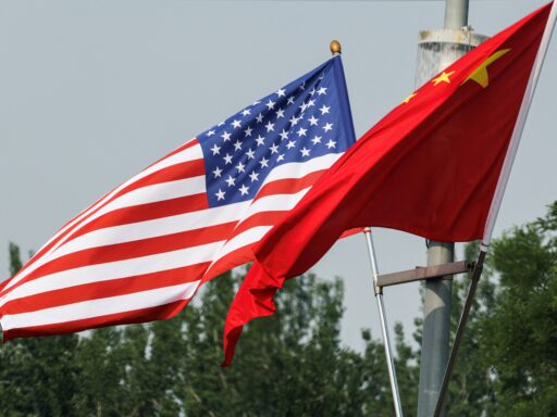 China rejeita acusações de trabalho forçado e critica novas tarifas propostas pelos EUA em contexto de Política Econômica