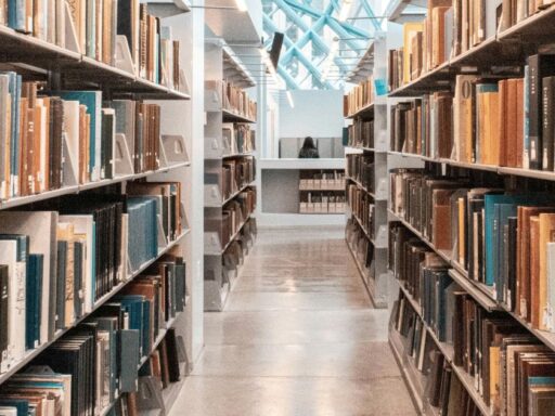 Fachada de universidade brasileira representando o ranking acadêmico.