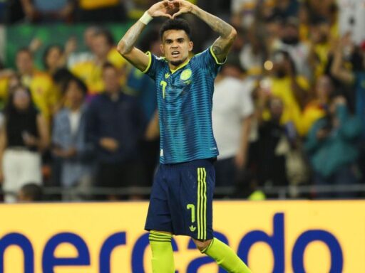 Luis Díaz comemora gol da Colômbia na Copa do Mundo.
