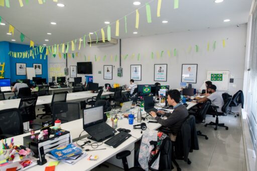 Funcionários da startup GetNinjas acompanham jogo da Copa do Mundo em telão no escritório.