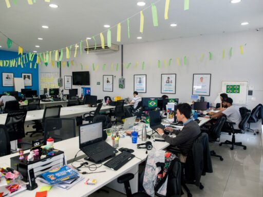 Funcionários da startup GetNinjas acompanham jogo da Copa do Mundo em telão no escritório.