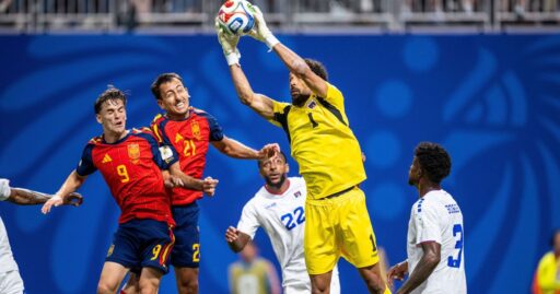 Partida da Copa do Mundo de 2026 com seleções em campo.