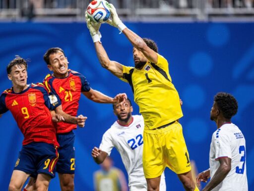 Partida da Copa do Mundo de 2026 com seleções em campo.