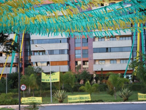 Prédio decorado com bandeiras do Brasil para a Copa do Mundo.