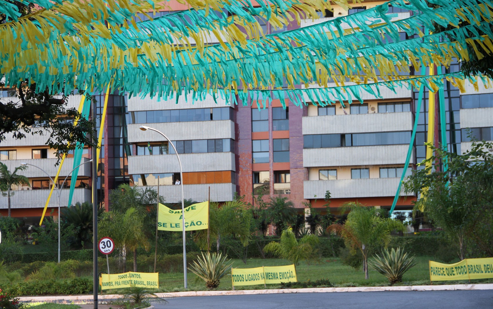 Prédio decorado com bandeiras do Brasil para a Copa do Mundo.