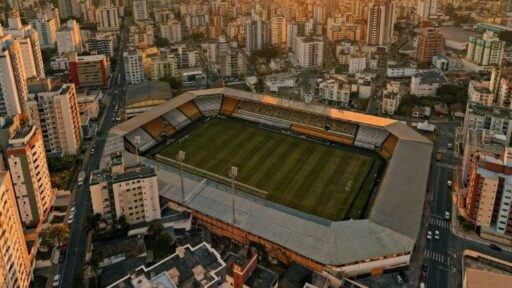 Jogadores de Criciúma e Londrina em campo durante partida da Série B.