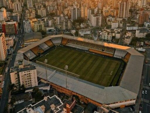 Jogadores de Criciúma e Londrina em campo durante partida da Série B.