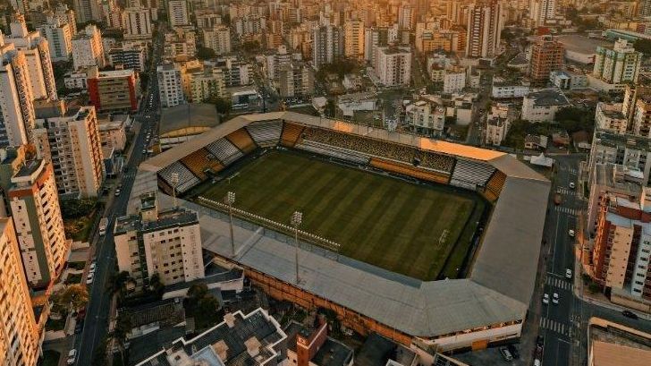 Jogadores de Criciúma e Londrina em campo durante partida da Série B.