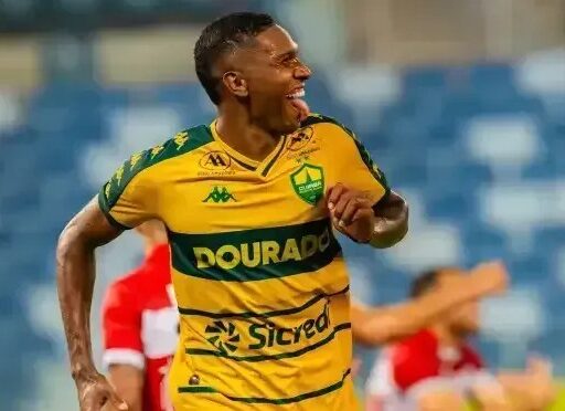 Jogadores do Cuiabá comemoram gol contra o CRB na Arena Pantanal.