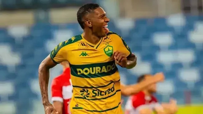 Jogadores do Cuiabá comemoram gol contra o CRB na Arena Pantanal.